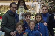 Sergio, con su y sus hijos junto a una imagen de la Virgen