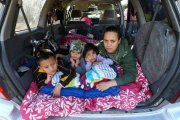 Marnia Heke con sus hijos, de izquierda a derecha, Larone,, Ihaia y Leishae en el coche en el que han estado viviendo como miles de californianos hasta poder regresar a un hogar.