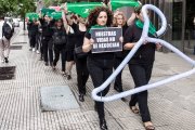 El mensaje que transmite el feminismo al suprimir las perchas de sus concentraciones es el de poner el aborto por encima de la seguridad de las mujeres que dicen defender.