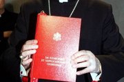 La nueva guía y ritual de exorcismos de 1999 en manos del cardenal Medina Estévez