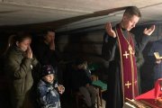 Un sacerdote grecocatólico de la región de Kiev celebra la Divina Liturgia bizantina en un sótano antibombas el último domingo de febrero