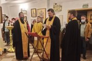 Oración por la paz en Ucrania en la parroquia ortodoxa rusa de Madrid el 25 de febrero - a la izquierda, el padre Kordochkin, uno de los firmantes y difusores del manifiesto