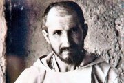 Charles de Foucauld (1858-1916), tras una vida disoluta llena de aventuras, se fue al Sáhara argelino para ser uno más entre los pobres y servirles.