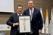 El escritor Marcelo Gullo, recibiendo el premio ReL 2021 a la categoría Buenas Letras por su refutación de la leyenda negra.