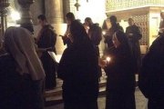Oración de la tarde el domingo de Cristo Rey ante la tumba de Cristo - franciscanos, algunas religiosas, unos pocos fieles...