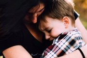 Seguir la propia conciencia es haber interiorizado la voz de la madre, que siempre corrige con amor. Foto: Jordan Whitt / Unsplash.