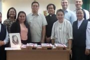 Religiosas de la Presentación en Filipinas y postuladores con los documentos sobre el milagro para canonizar a Maria Rivier