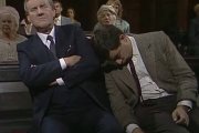 Dormirse durante la homilía puede ser uno de los efectos de una mala predicación, pero no necesariamente el peor. En la imagen, la célebre escena de Mr Bean (Rowan Atkinson) en la iglesia.