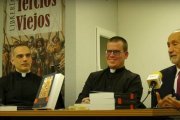 De izquierda a derecha, los sacerdotes Jesús Sánchez y Federico Highton y el historiador Alberto Bárcena, durante la presentación de "Tinieblas Tibetanas" en Librería Tercios Viejos.