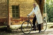 Don Zatti acudía con su bicicleta a enfermos pobres lejos de su hospital en Viedma, Patagonia - escena del cortometraje argentino sobre él