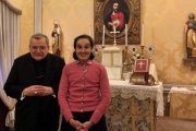 El cardenal Raymond Burke, junto con Gianna Emanuela -la hija de santa Gianna Beretta Molla-, promotores del santuario de peregrinación que se edificará próximamente en honor a la familia italiana.