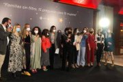 El editor Pablo Velasco con las 15 protagonistas -y Tamara Falcó- en la presentación del libro Familias sin filtro