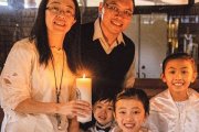 Charissa y Henry Tsoi en el bautismo de sus hijos Akina, Karina y Ryland.