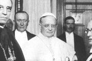 Una imagen de la inauguración de Radio Vaticana, el 12 de febrero de 1931. En el centro, Pío XI; a la izquierda de la foto, en primer término, su secretario de Estado, el cardenal Eugenio Pacelli, futuro Pío XII; entre ambos asoma Guillermo Marconi.