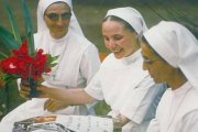 La hermana Dinarosa Belleri, a la izquierda, junto a otras dos hermanas de su congregación