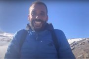 Spiriman, con el monumento a la Virgen de las Nieves al fondo en el pico Veleta