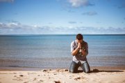 El hombre no puede salvarse por sus propias fuerzas, necesita la gracia de Dios, que debe pedir con humildad y esperanza, explica el teólogo Félix del Valle es su libro «El Fuego y el barro». Foto: Ben White / Unsplash.