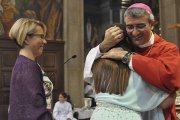 Don Antoni Vadell abraza a una chica, tras recibir el sacramento de la confirmación.