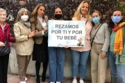 Voluntarias de 40 días por la Vida que rezan ante la clínica abortista Dator en Madrid