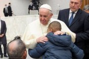 El Papa Francisco abraza un asistente la audiencia pública de los miércoles