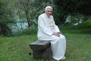 Este año, el Papa más longevo de la historia de la Iglesia no celebrará su 95 años por coincidir con el Sábado Santo, pero ya ha recibido numerosas visitas: entre ellas, la del Papa Francisco.