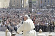 Francisco, ante una multitud de 50.000 fieles que se acudieron a la celebración de la Misa de Pascua de este domingo.