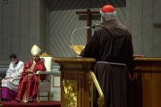 El cardenal Cantalamessa predicó ante el Papa durante la celebración de la Pasión del Señor.