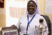 Tras una vida dedicada a transmitir la fe y a educar, la hermana Anne Onyancha recibe el premio a la mejor profesora de Kenia y sus alumnos son reconocidos por su elevado nivel académico (Imágenes de Doreen Ajiambo para Global Sisters Report).