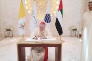 El cardenal Parolin firma en el pabellón de la Santa Sede en la Expo Dubai 2020, que finaliza el 31 de marzo de 2022