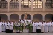 Seminaristas y diáconos de posan en el patio del seminario de Toledo en 2021