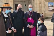 El obispo recibe a los fieles a la entrada de la catedral de Zamora en la clausura del Año Jubilar