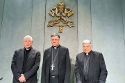 De izquierda a derecha, Ghirlanda, Mellino y Semeraro al presentar Praedicate Evangelium en la Sala de Prensa Vaticana
