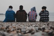 Lo que se está transmitiendo a los adolescentes les aleja de Dios, y por tanto de una explicación de la vida y del universo y de la posibilidad de una felicidad que no se acabe. Foto: Amir Hosseini / Unsplash.