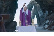 El padre Manglano celebra misa en El beso de Dios... y pasan cosas a nivel cósmico