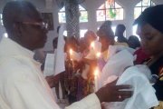 El sacerdote Joseph Aketeh Bako fue secuestrado en Nigeria entre el 18 y el 20 de abril: recientemente se ha confirmado su asesinato. (En la imagen, Bako imparte los sacramentos).