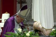 El Papa se inclina ante la imagen de la Virgen de Fátima antes de leer la consagración de Rusia y Ucrania al Inmaculado Corazón
