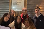 El obispo de Alicante, Munilla, con jóvenes de 40 Días por la Vida que rezan ante el abortorio local