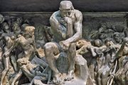 La dignidad del hombre consiste en buscar la Verdad y el Bien conforme a su razón y su naturaleza. 'El pensador' de Auguste Rodin (1890) en el tímpano de la Puerta del Infierno, Museo Rodin,  foto de Jean-Pierre Dalbéra, Wikipedia.