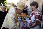 Ofrecen al arzobispo mayor Shevchuk el pan y la sal, signo tradicional eslavo de hospitalidad