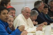 El Papa Francisco en una comida con personas pobres de la Limosnería Apostólica en 2015
