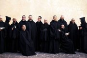 Benedictinos de Nursia, Italia, posan para Christopher McLallan por un disco que han publicado... nos recuerdan a los monjes medievales