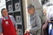 Una religiosa en un punto de reparto de Cáritas Spes en Ucrania