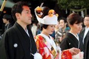 En lo relativo al matrimonio, Japón ofrece cifras peculiares: cada vez son más los que no quieren casarse y apenas hay católicos, pero de los que toman la decisión, una mayoría lo hacen en iglesias católicas.