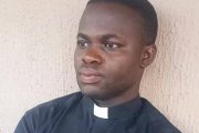 El padre Andrew Adeniyi Abayomi es vicario parroquial de la iglesia de San Francisco Javier, atacada durante Pentecostés