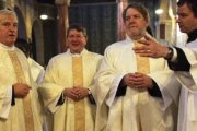 Los ex-obispos anglicanos Newton, Broadhurst y Burnham, en 2011, al ser ordenados sacerdotes católicos, germen del ordinariato
