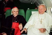 Juan Pablo II y el cardenal Joseph Ratzinger, durante el viaje a Alemania de 1996. El Catecismo de la Iglesia Católica es un empeño personal de ambos. Foto: Vatican News.