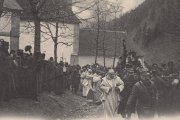 Expulsión de los cartujos de la Grande-Chartreuse, el 29 de abril de 1903. Las fuerzas del orden tuvieron que emplearse a fondo para contener a la multitud católica congregada para impedir la salida de los monjes.