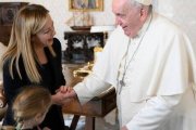 El Papa Francisco con la nueva primer ministro italiana Giorgia Meloni y su hija Ginevra