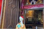 El obispo de Lisieux en la puerta del Jubileo, con la promesa de Teresita de enviar una lluvia de rosas, símbolo de favores