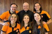 "Formar Apóstoles", el proyecto fundado por el experto evangelizador Rafael Pacaníns (en la imagen, en el centro, junto con voluntarios), ya ha formado a miles de evangelizadores deseosos de catequizar a nuevos apóstoles.